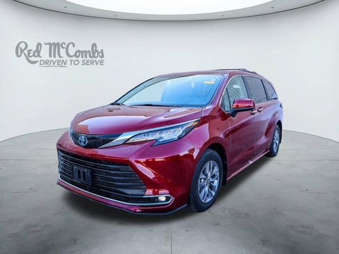 Used 2022 Toyota Sienna XLE image 1