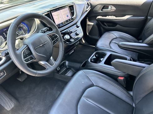 Used 2025 Chrysler Pacifica Select FWD image 17