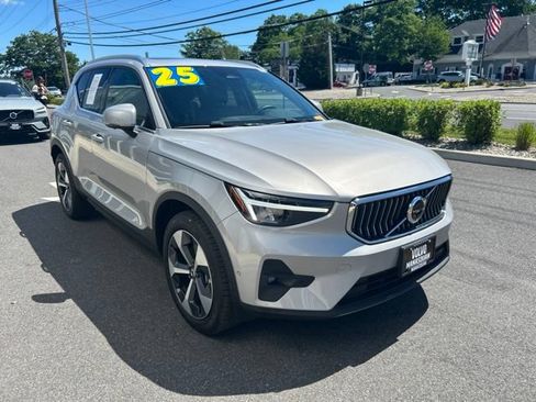 Certified 2025 Volvo XC40 B5 Plus AWD/4WD image 6