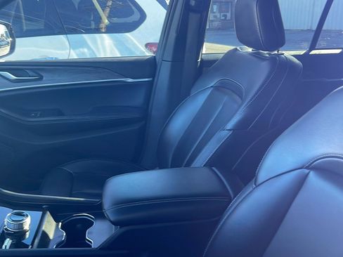 Used 2024 Jeep Grand Cherokee Limited w/ Black Appearance Package image 11