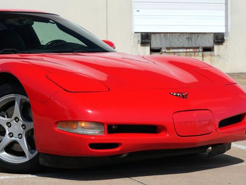 Used 2004 Chevrolet Corvette Coupe w/ Preferred Equipment Group RWD image 2