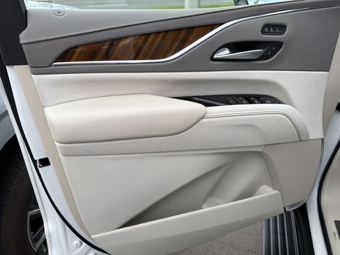 Used 2024 Cadillac Escalade Premium Luxury Platinum image 9