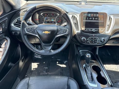 Used 2018 Chevrolet Malibu Premier w/ Premier Sun and Wheel Package FWD image 21