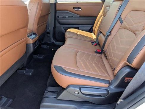 Used 2024 Nissan Pathfinder Platinum FWD image 19