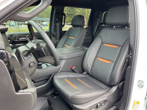 Used 2025 GMC Sierra 1500 AT4 w/ Technology Package AWD/4WD image 19