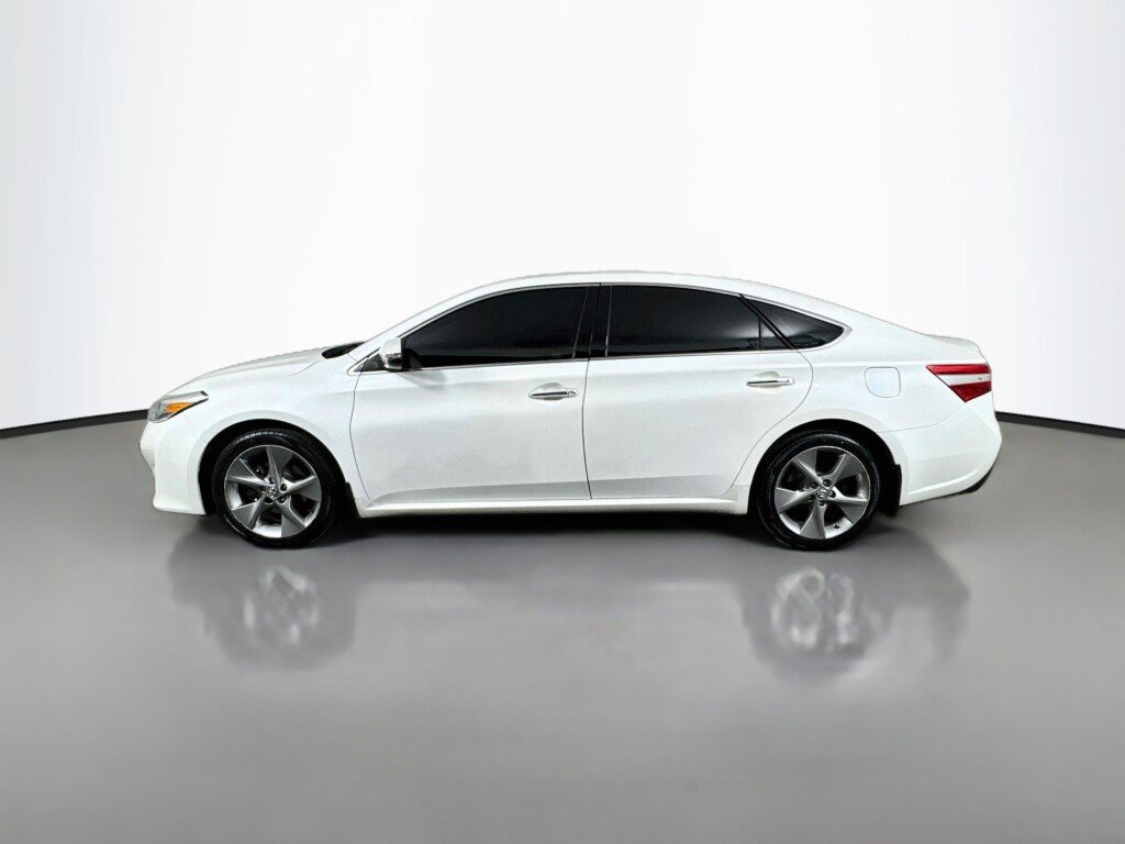 Used 2015 Toyota Avalon Limited FWD image 2