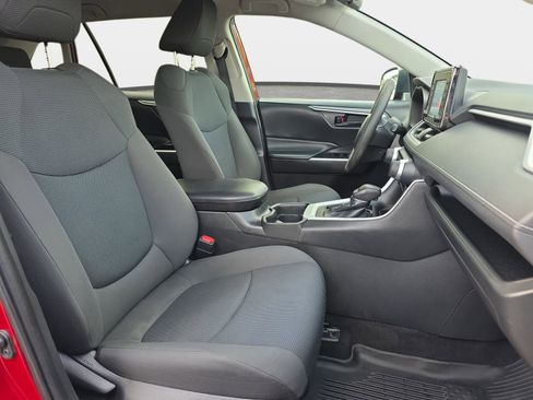 Used 2021 Toyota RAV4 LE image 10
