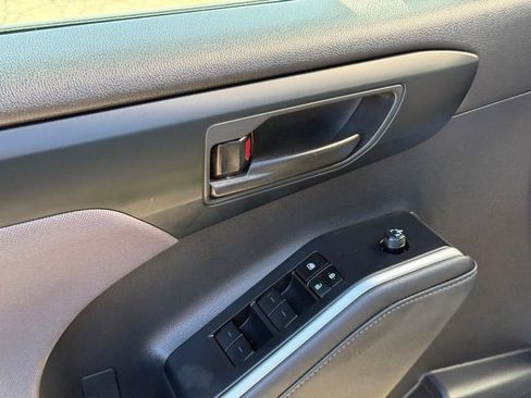 Used 2024 Toyota Highlander LE image 19