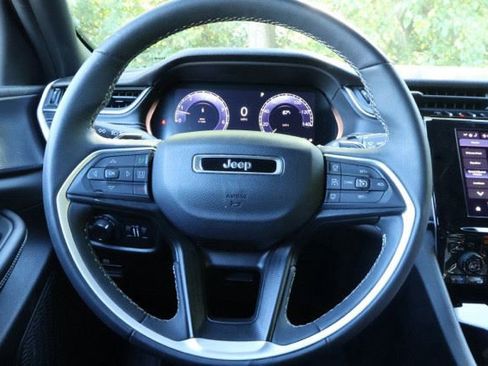 Used 2023 Jeep Grand Cherokee L Laredo image 7