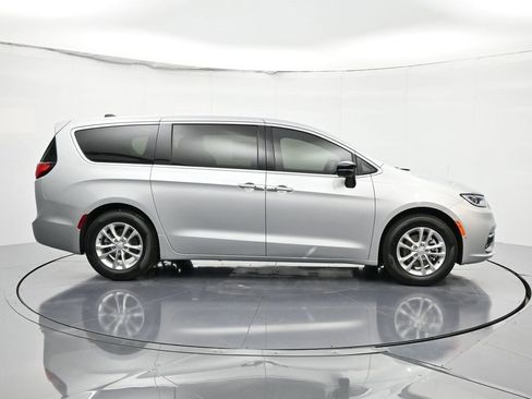 New 2026 Chrysler Pacifica Select image 5