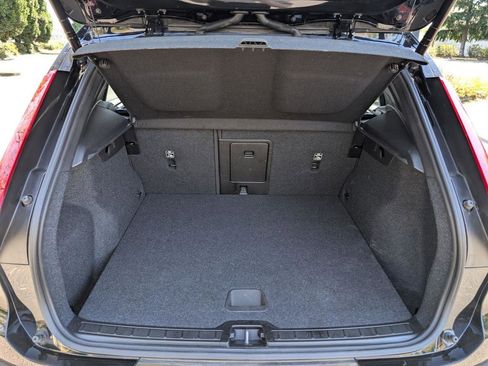 Used 2025 Volvo XC40 B5 Core image 13