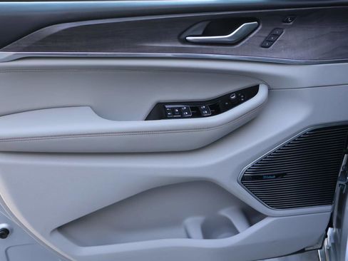 Used 2022 Jeep Grand Cherokee L Overland w/ Luxury Tech Group IV image 7