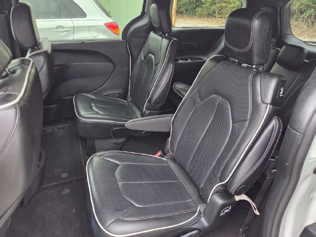 Used 2025 Chrysler Pacifica Limited FWD image 12