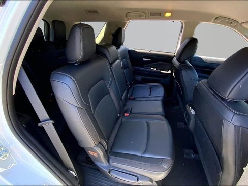 Used 2023 Nissan Pathfinder SL AWD/4WD image 17