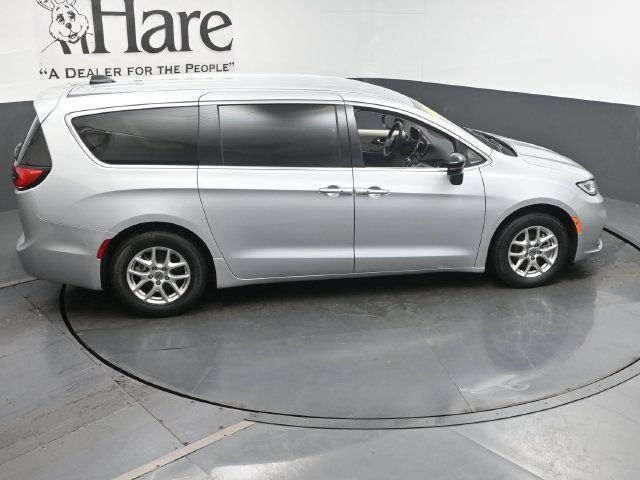 Used 2024 Chrysler Pacifica Touring-L FWD image 45