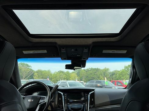 Used 2018 Cadillac Escalade Platinum AWD/4WD image 23