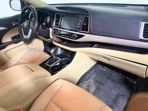 Used 2018 Toyota Highlander XLE AWD/4WD image 26
