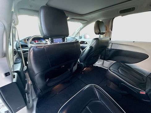 Used 2021 Chrysler Pacifica Limited image 26
