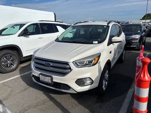 Used 2017 Ford Escape SE w/ Equipment Group 201A AWD/4WD image 1