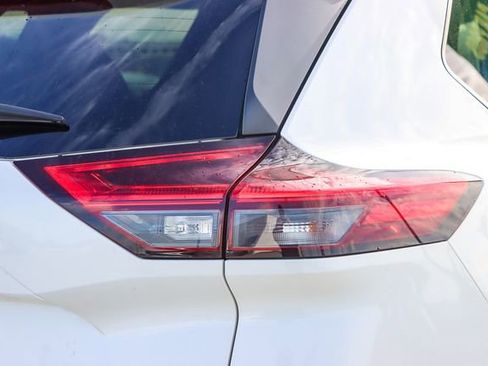 Used 2023 Nissan Rogue SV image 9