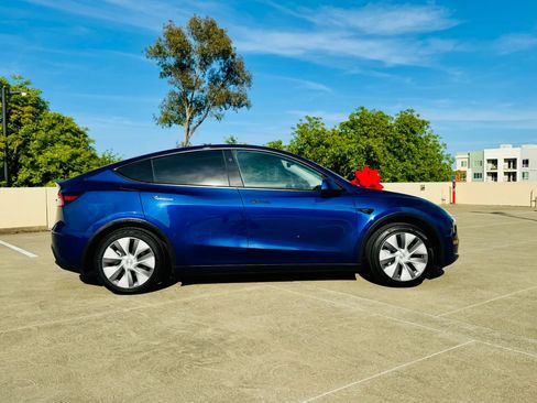 Used 2023 Tesla Model Y 2WD image 5