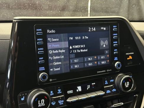 Used 2022 Toyota Highlander XLE AWD/4WD image 23