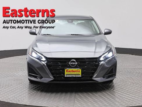 Used 2023 Nissan Altima 2.5 SV FWD image 2