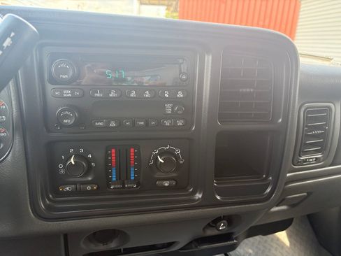 Used 2005 Chevrolet Silverado 2500 LS w/ Heavy-Duty Power Package image 16