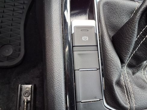 Used 2023 Volkswagen Taos SE w/ Panoramic Sunroof Package FWD image 23