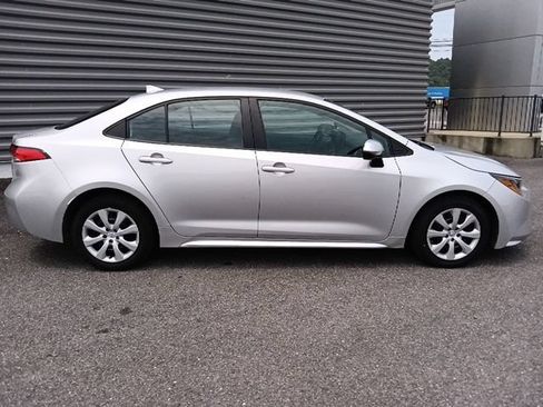 Used 2024 Toyota Corolla LE FWD image 2