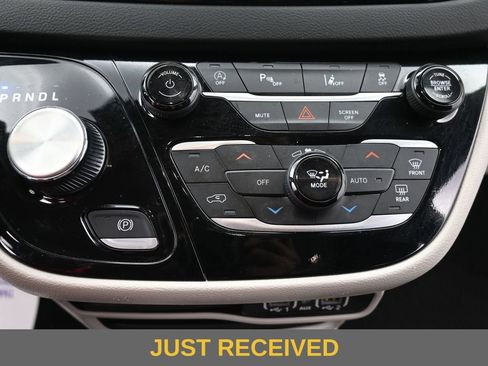 Used 2024 Chrysler Pacifica Touring-L FWD image 11