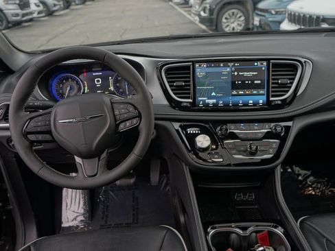 Used 2025 Chrysler Pacifica Limited image 12