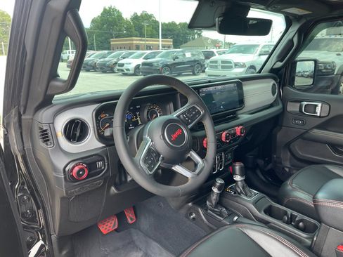 Used 2024 Jeep Wrangler Unlimited Sahara w/ Technology Group AWD/4WD image 11