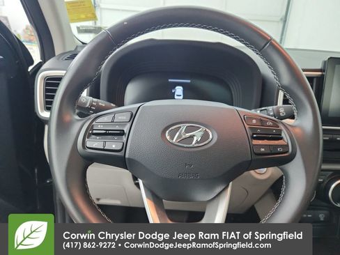 Used 2025 Hyundai Venue SEL FWD image 21