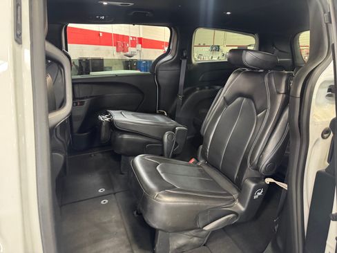 Used 2025 Chrysler Pacifica Select FWD image 17