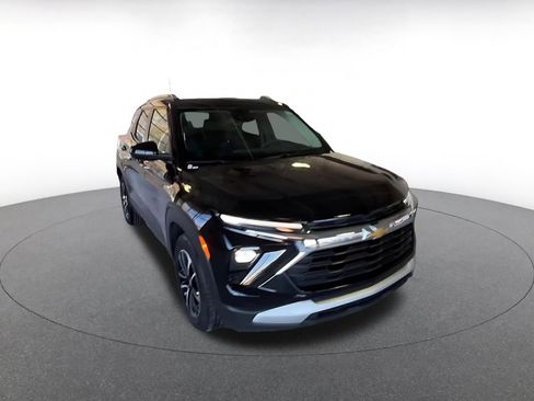 Used 2025 Chevrolet TrailBlazer LT FWD image 3