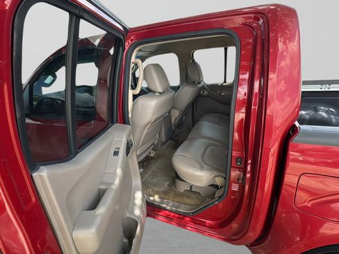 Used 2012 Nissan Frontier SV w/ SV Premium Utility Pkg AWD/4WD image 18