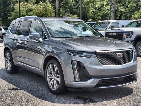 Used 2022 Cadillac XT6 Premium Luxury w/ Technology Package FWD image 2