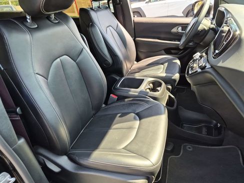 Used 2025 Chrysler Pacifica Select FWD image 31