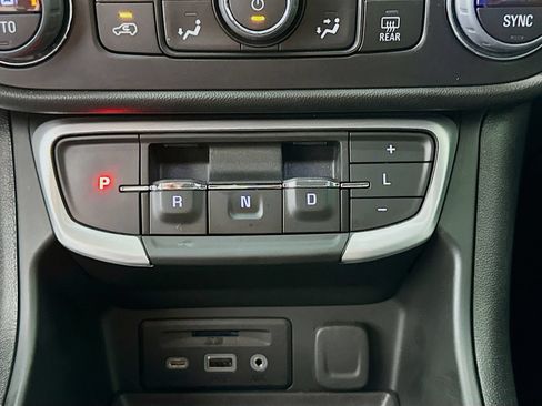 Used 2022 GMC Terrain SLT w/ Tech Package FWD image 17