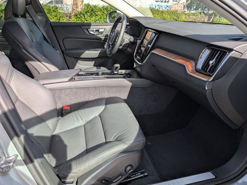 Used 2025 Volvo V60 B5 Cross Country Plus image 17