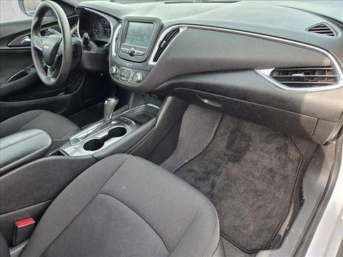 Used 2018 Chevrolet Malibu LT image 19