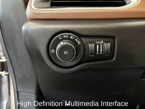 Used 2018 Chrysler Pacifica Limited w/ Tire & Wheel Group FWD image 18