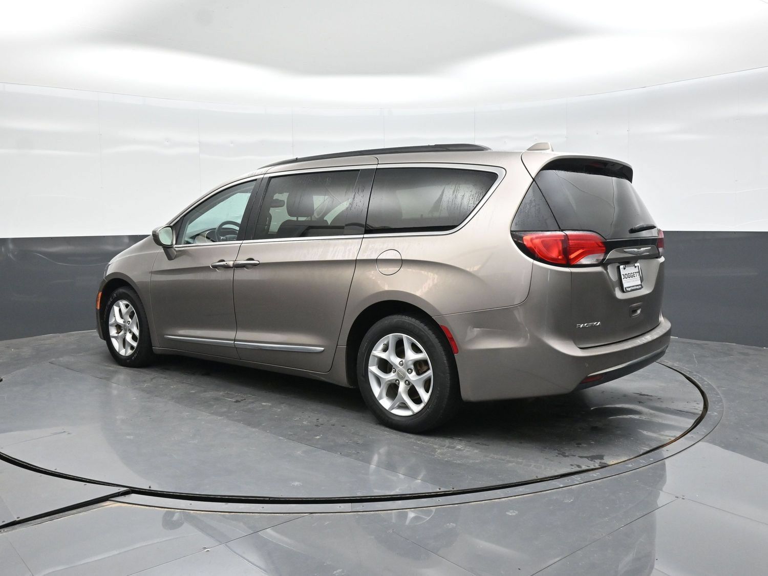 Used 2017 Chrysler Pacifica Touring-L w/ Tire & Wheel Group FWD image 4