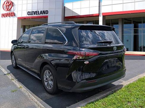 Used 2022 Toyota Sienna XLE w/ XLE Plus Package FWD image 5
