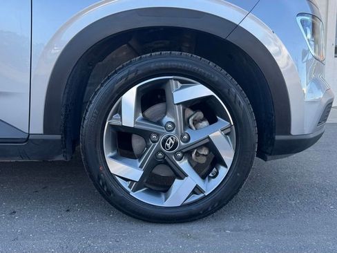 Used 2023 Hyundai Venue SEL image 3