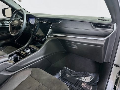 Used 2022 Jeep Grand Cherokee L Laredo image 28