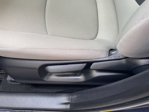 Used 2022 Toyota Corolla LE image 11