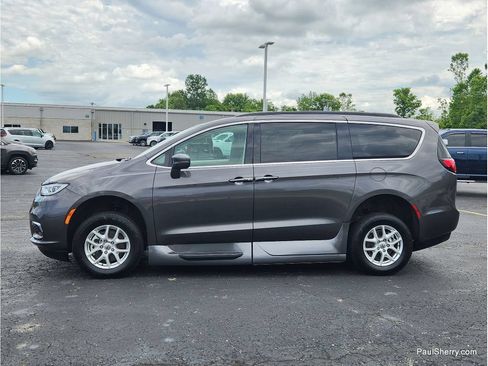 Used 2022 Chrysler Pacifica Touring-L FWD image 24