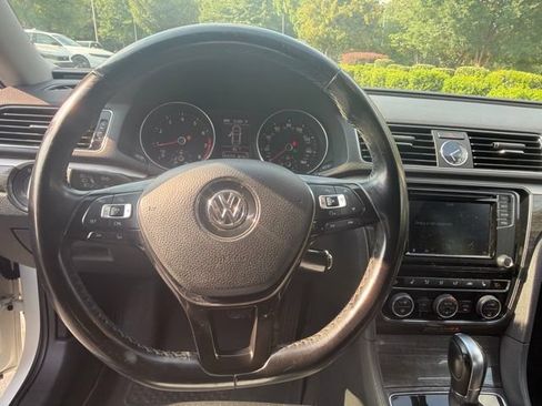 Used 2016 Volkswagen Passat 1.8T SE FWD image 10